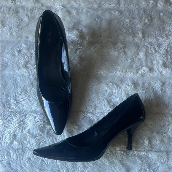 Calvin Klein Black Heels Classic Pointed Toe Womans Size 8 faux‎ patten leather - Picture 1 of 4
